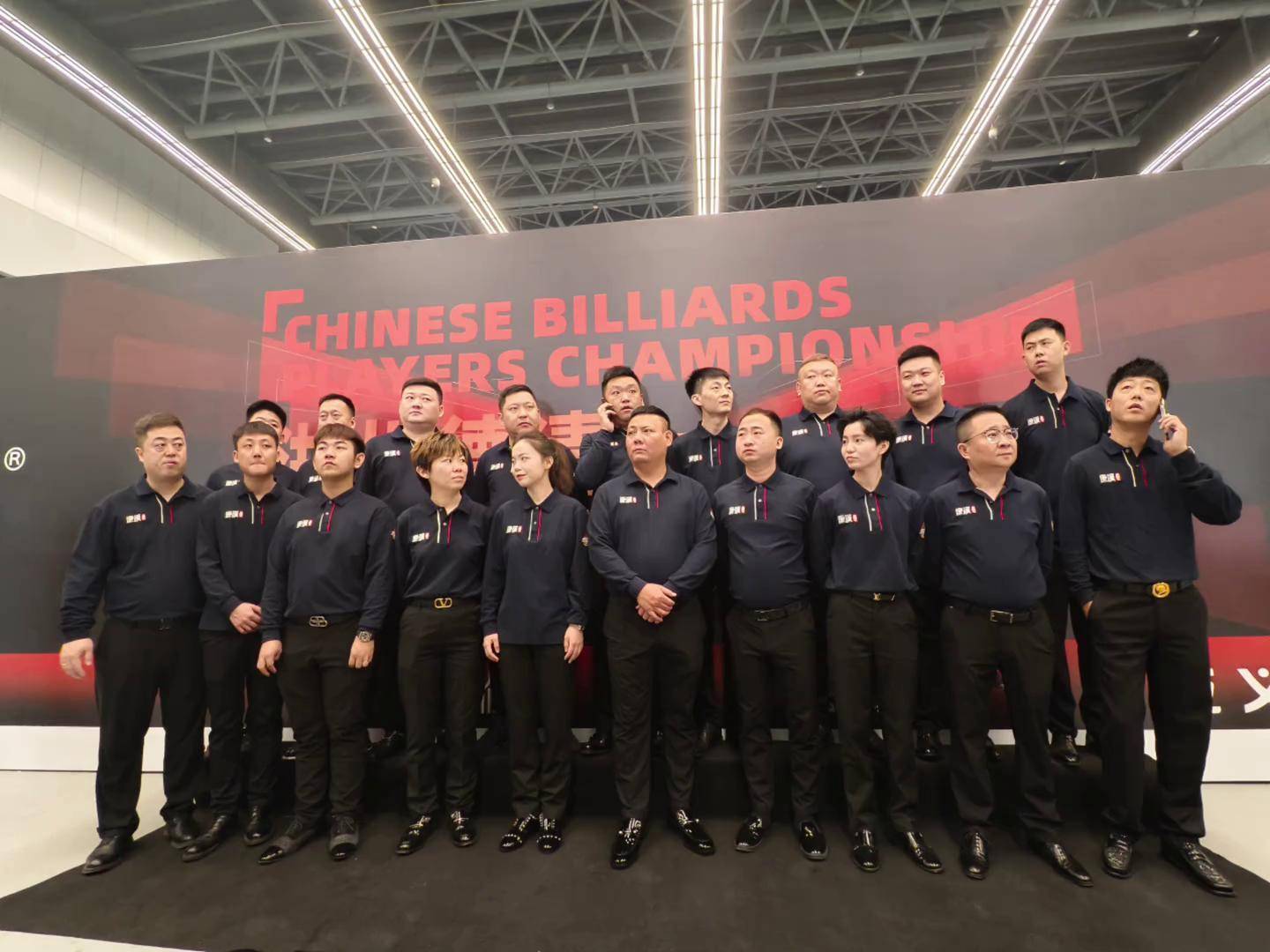 比赛中球员们展现出团队合作精神