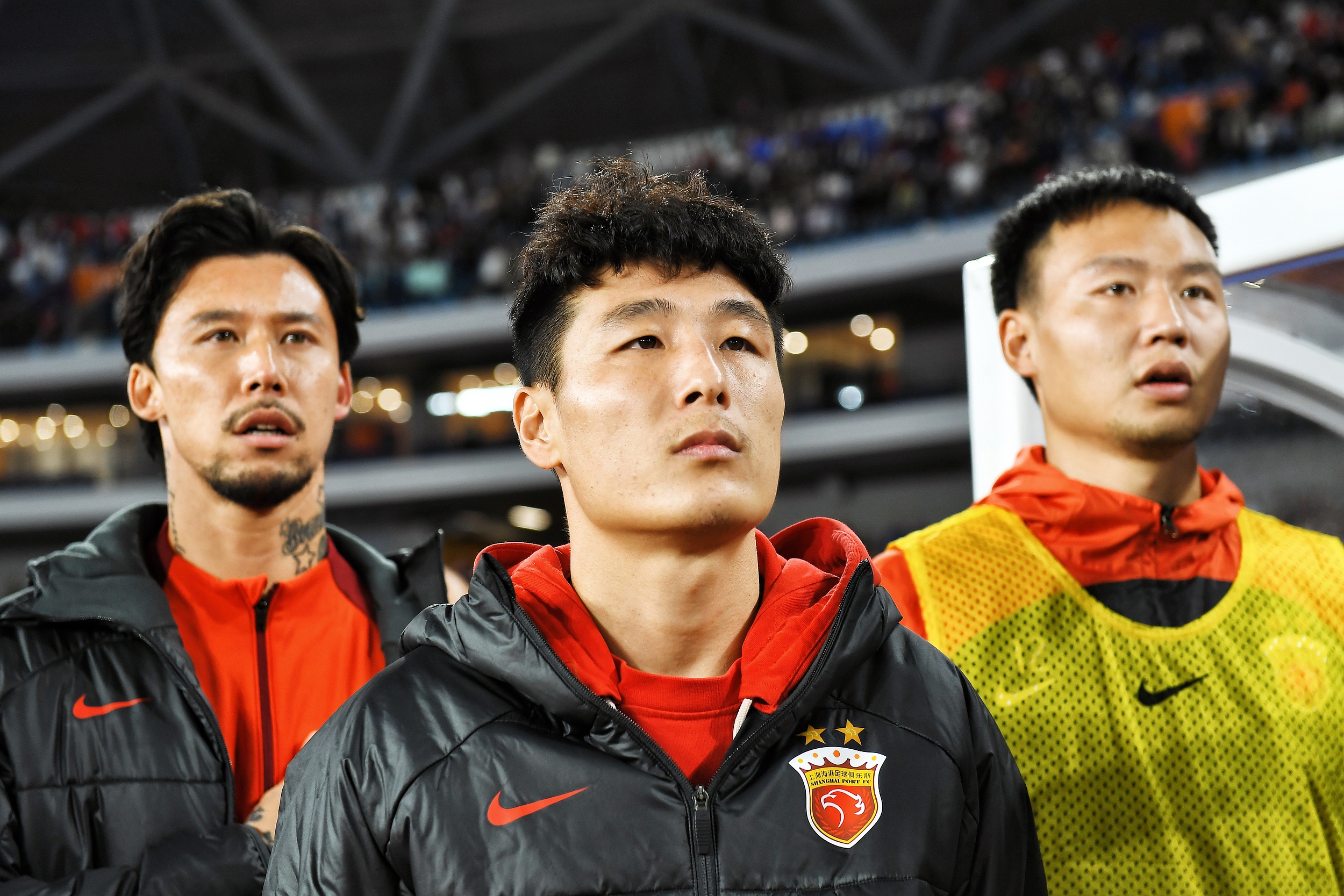 中国足球比赛中球员表现带来喜怒哀乐！