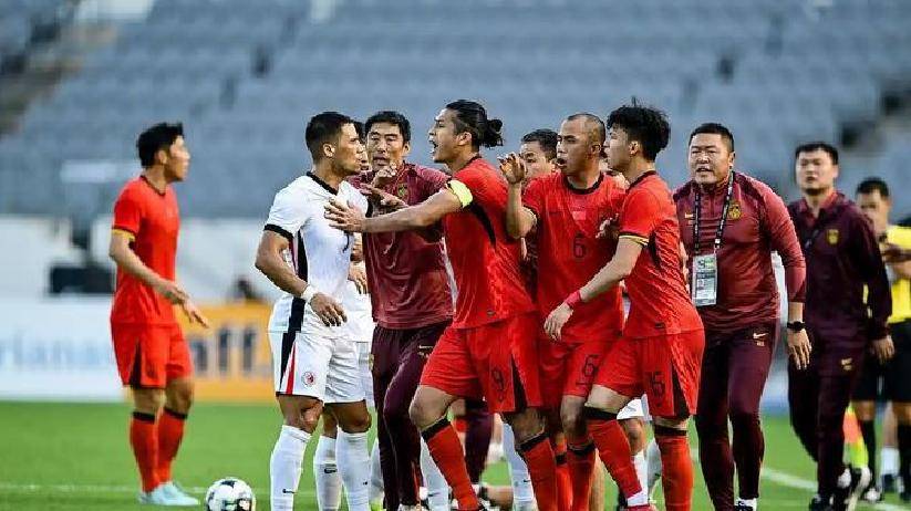 中国足球比赛中球员表现带来喜怒哀乐！