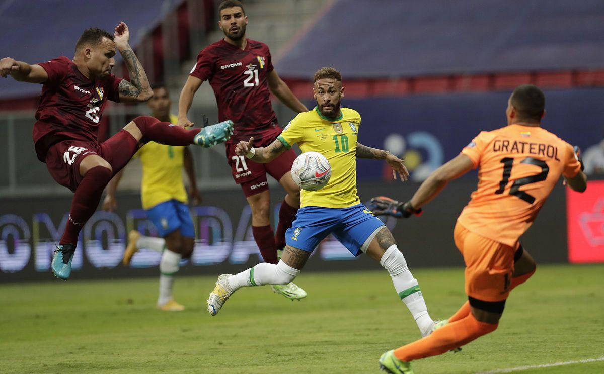 关于汉诺威门将出色表现，全场多次扑救的信息