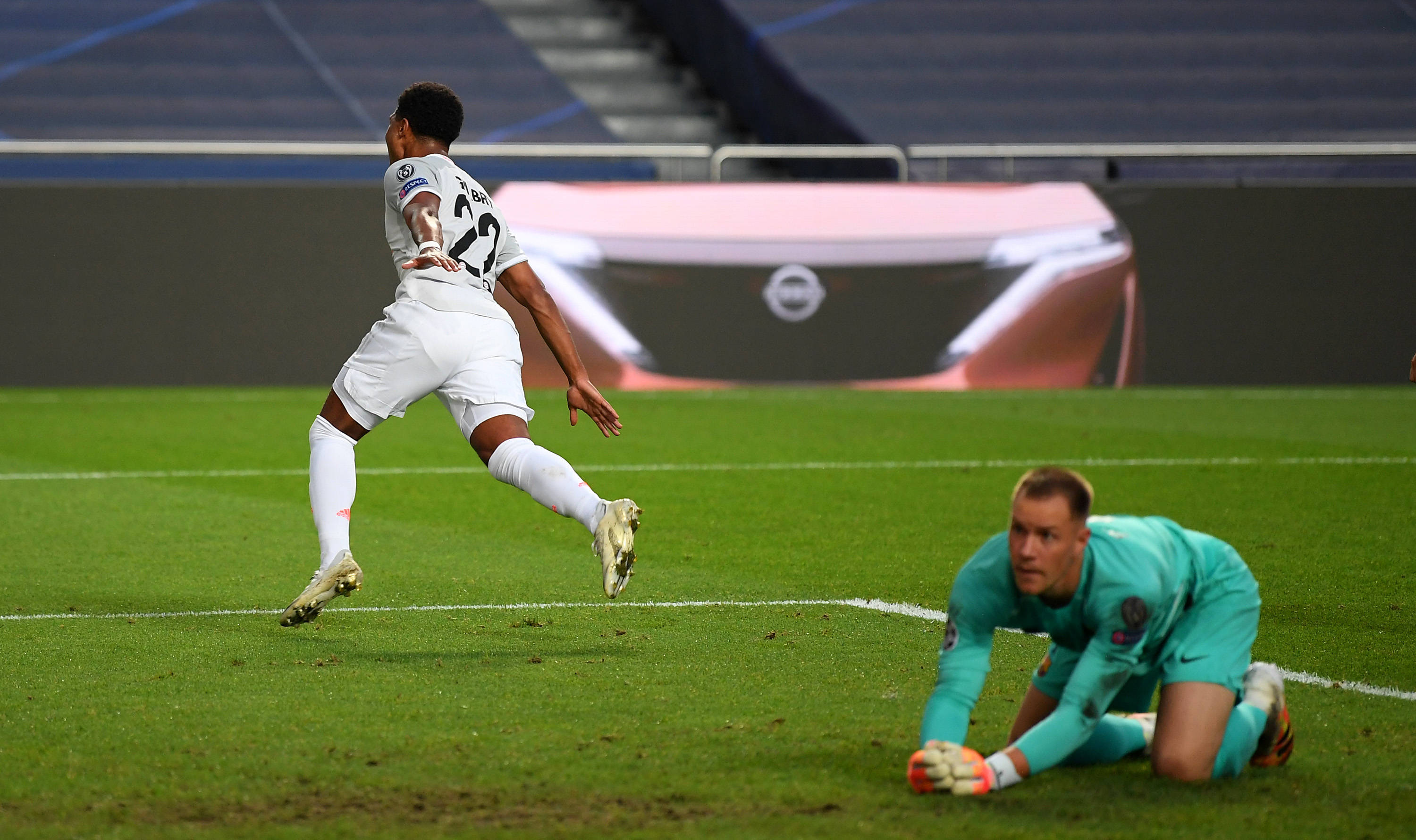 关于汉诺威门将出色表现，全场多次扑救的信息