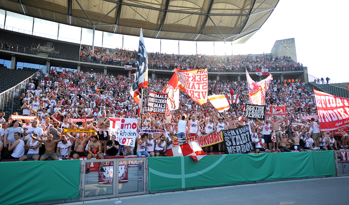 欧洲杯赛场厮杀激烈愈来愈激,球迷情绪高涨的简单介绍 欧洲杯赛场厮杀激烈愈来愈激,球迷情绪高涨的简单介绍